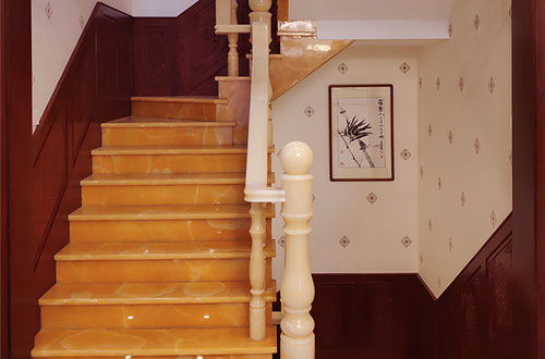 瓮安中式别墅室内汉白玉石楼梯的定制安装装饰效果